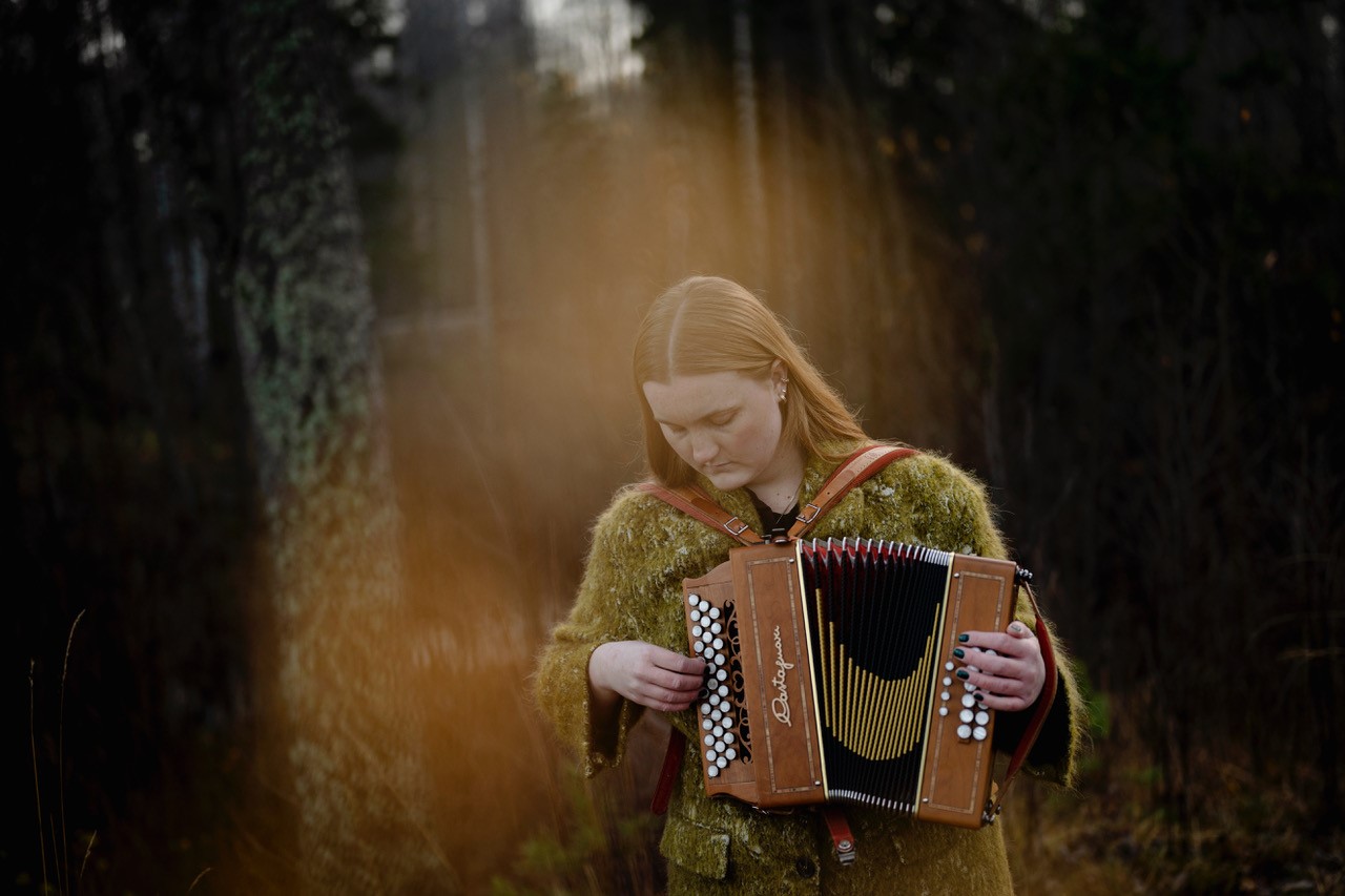 Amalie Kinsarvik Tvilde, ute i skogen med toradar.